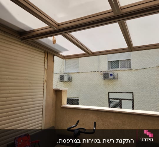 רשת למניעת כניסת יונים במרפסת